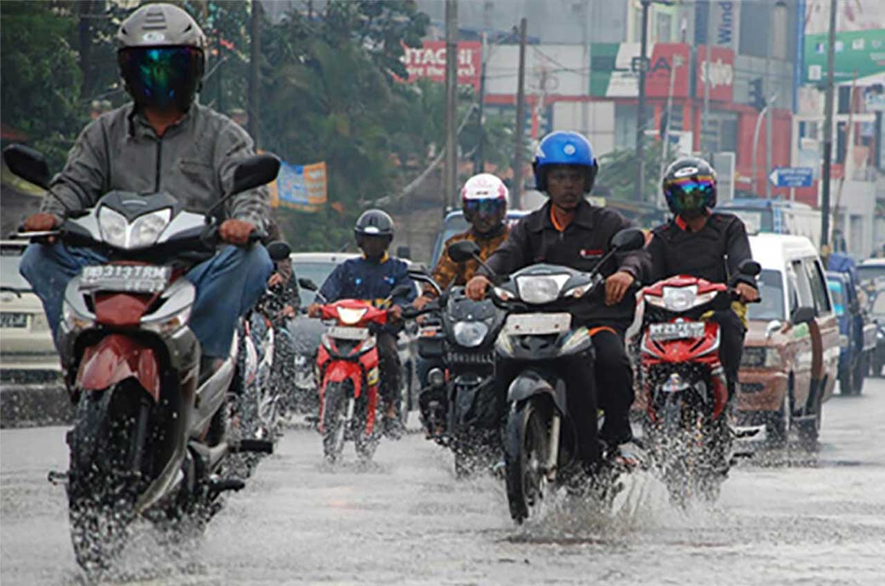 5 Tips Merawat Sepeda Motor Saat Musim Hujan