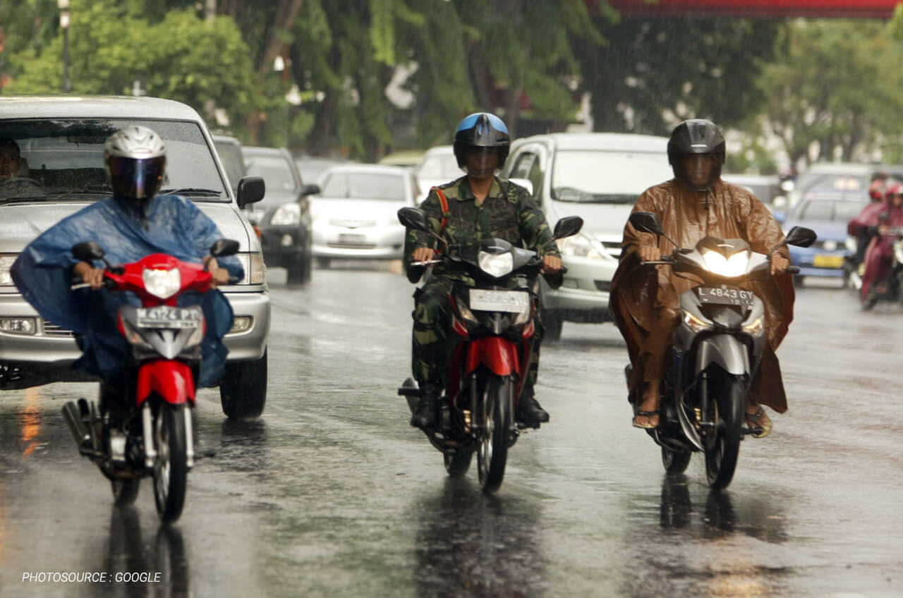 Tips Aman Berkendara Sepeda Motor Saat Hujan