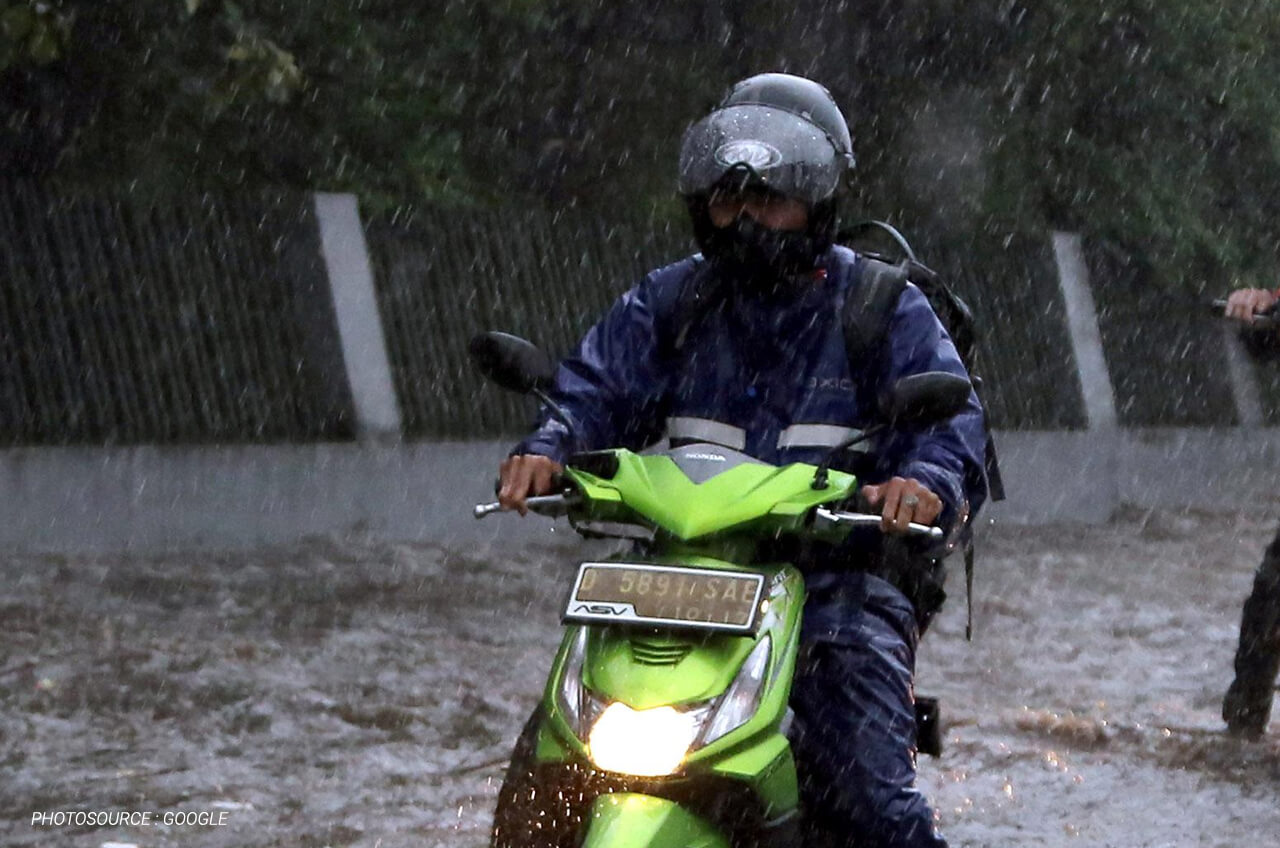 Musim Hujan Tiba! Ini Dia Jas Hujan Paling Aman Untuk Sepeda Motor