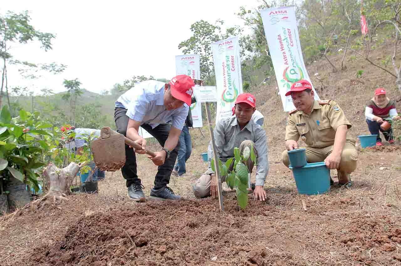 Resmikan Astra Honda Pranaraksa Center, AHM Tanam 1.000 Pohon Buah Langka