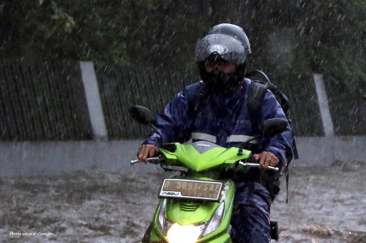 Cara Rem Motor Yang Aman Waktu Hujan-hujanan