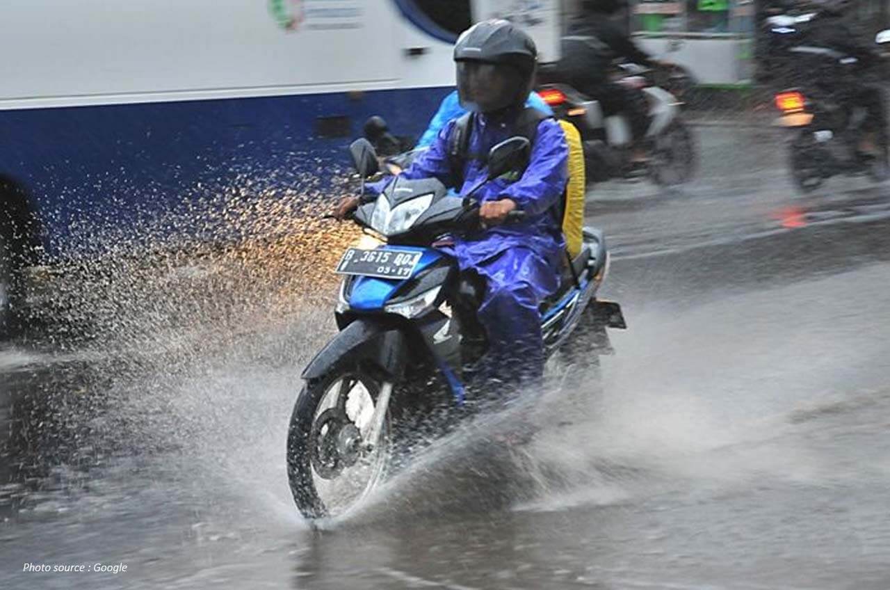 Ini Tips Aman Naik Motor Setelah Hujan Deras Mengguyur