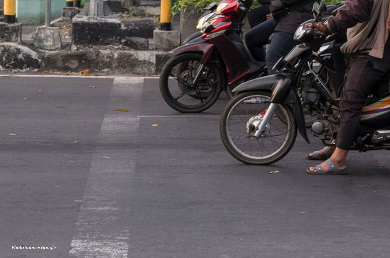 Tips : Berhenti Sepeda Motor Di Lampu Merah