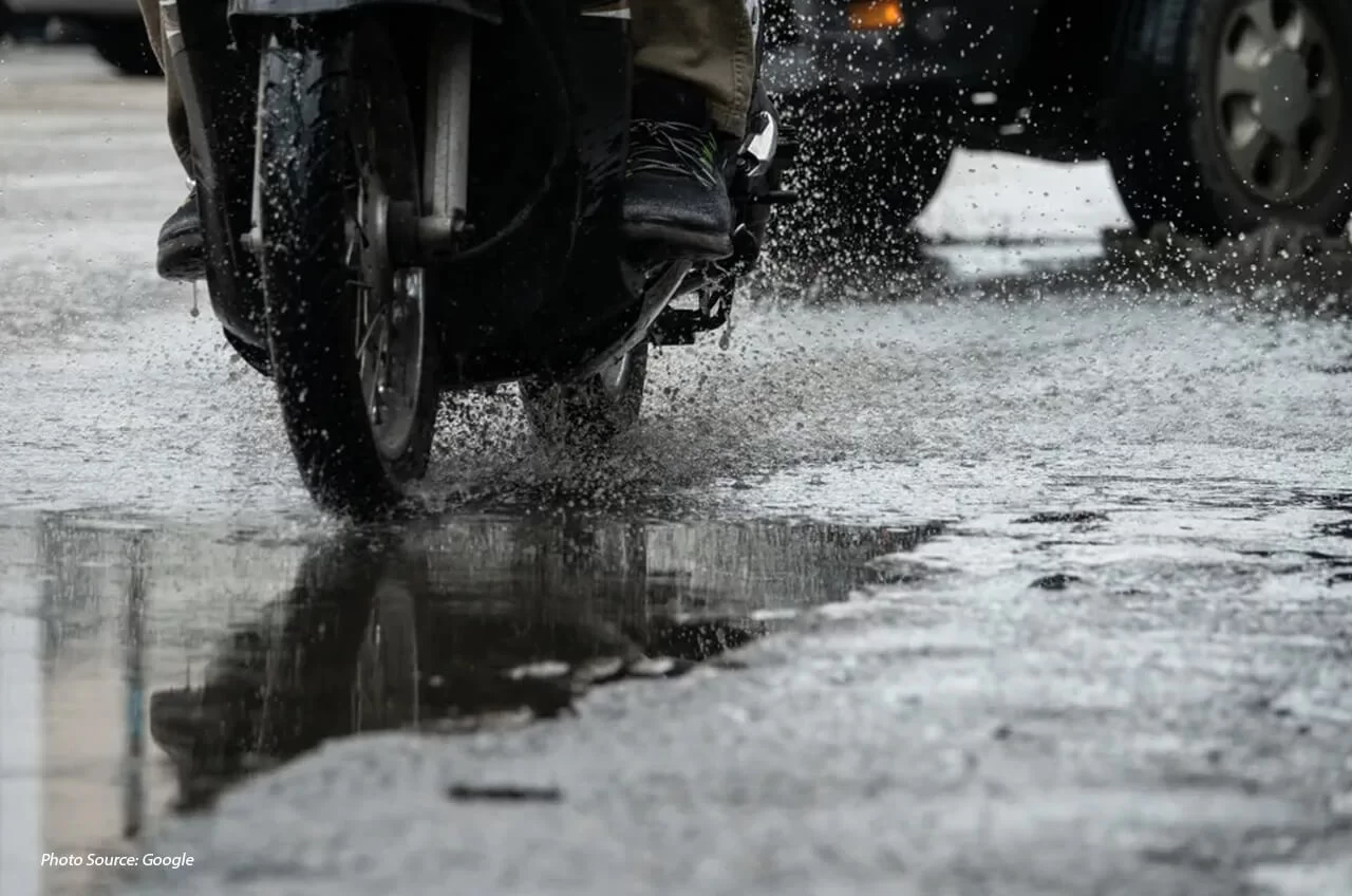 6 Hal  Yang Wajib Diperhatikan Jika Terpaksa Berkendara Saat Hujan
