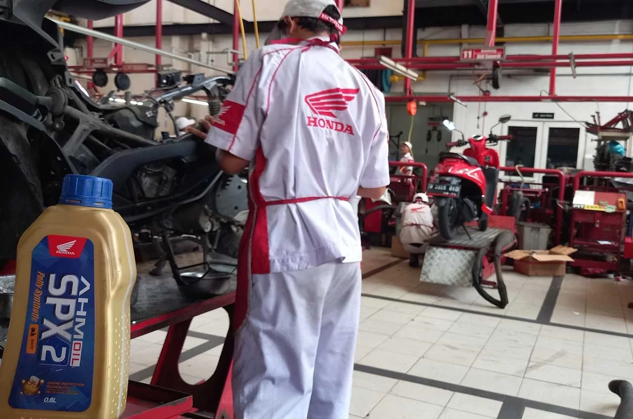Catat, Ini Risiko Jarang Ganti Oli Mesin Motor