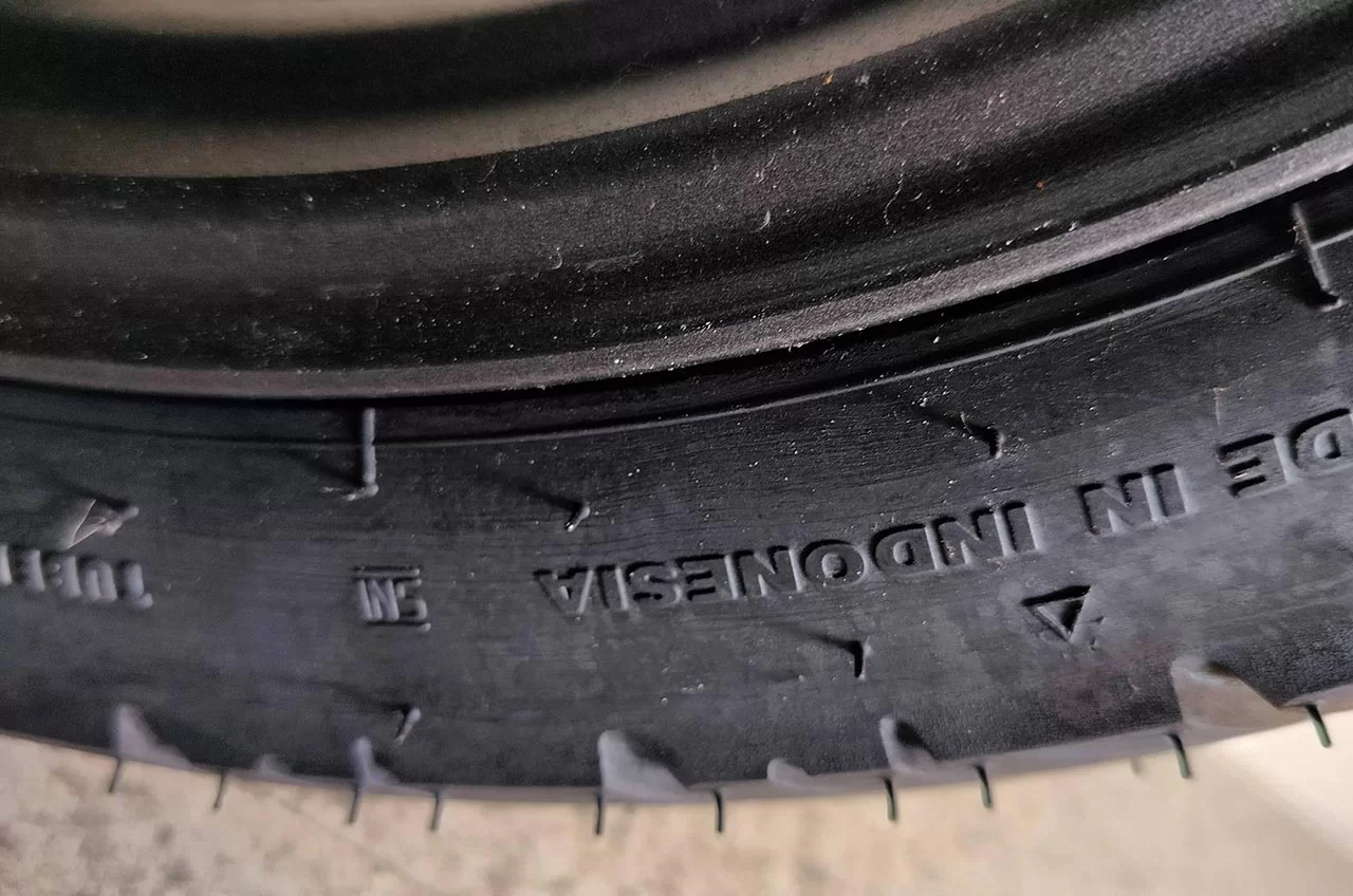 Mengenal Segitiga Kecil TWI Di Ban Motor, Untuk Apa Ya?