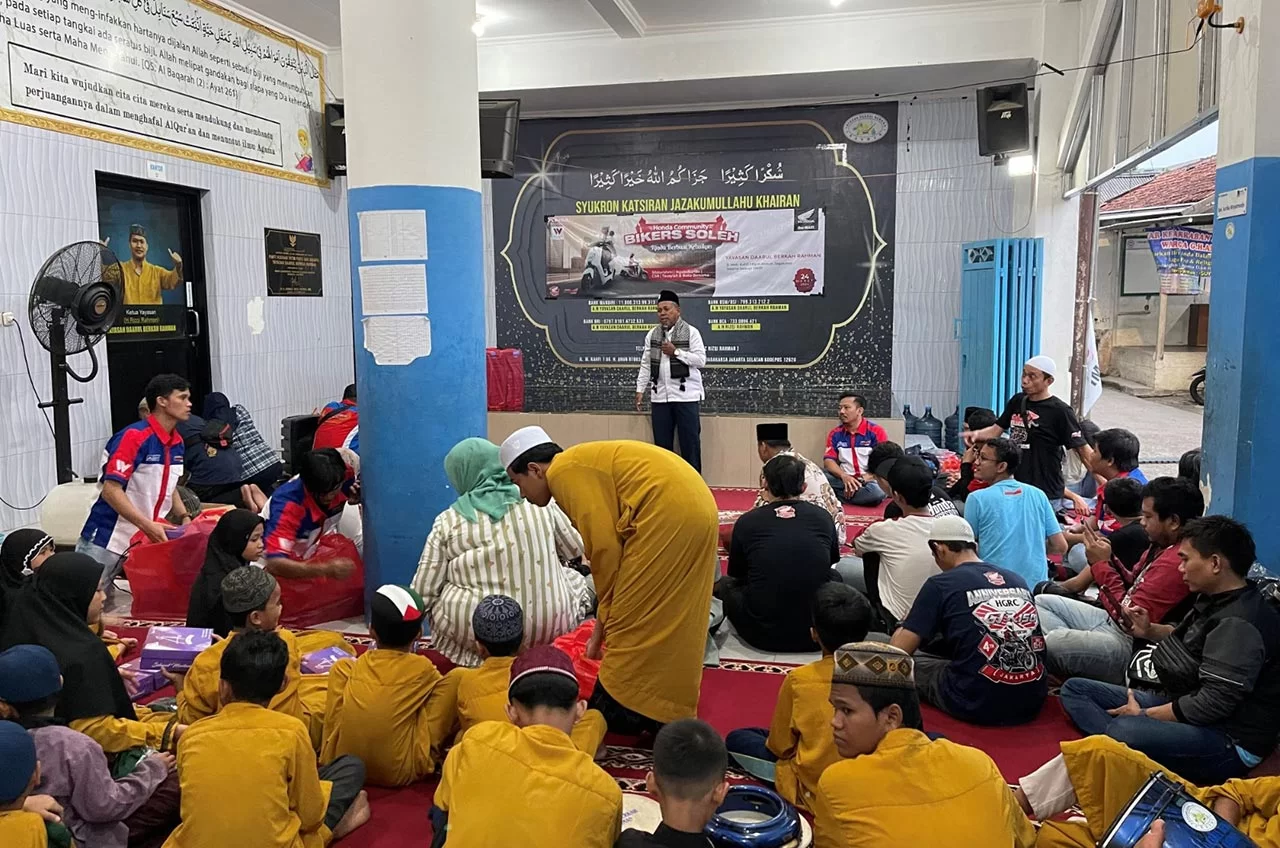Komunitas Motor Honda Rolling City Sambil Berdonasi