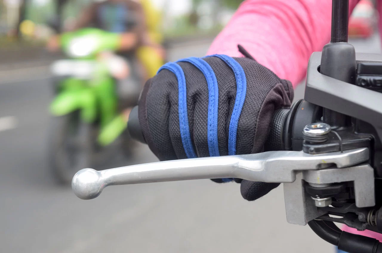 Hindari Jari Tangan Stand By Di Tuas Rem Depan Biar Tetap #Cari_Aman Naik Motor