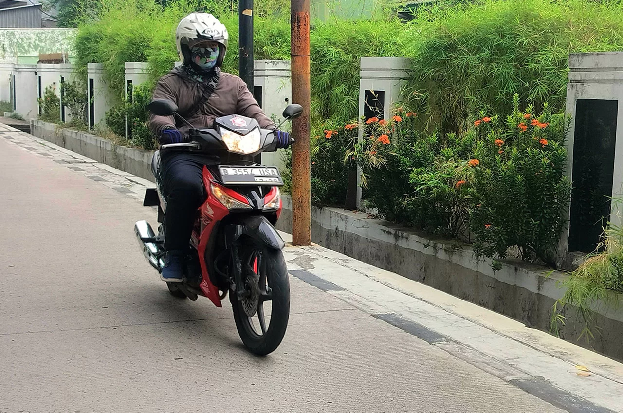 Hindari Jari Tangan Stand By Di Tuas Rem Depan Biar Tetap #Cari_Aman Naik Motor
