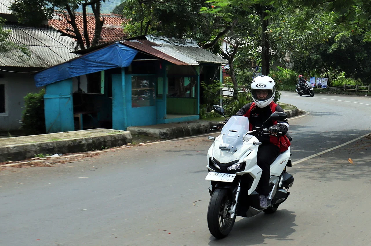 Hindari Jari Tangan Stand By Di Tuas Rem Depan Biar Tetap #Cari_Aman Naik Motor