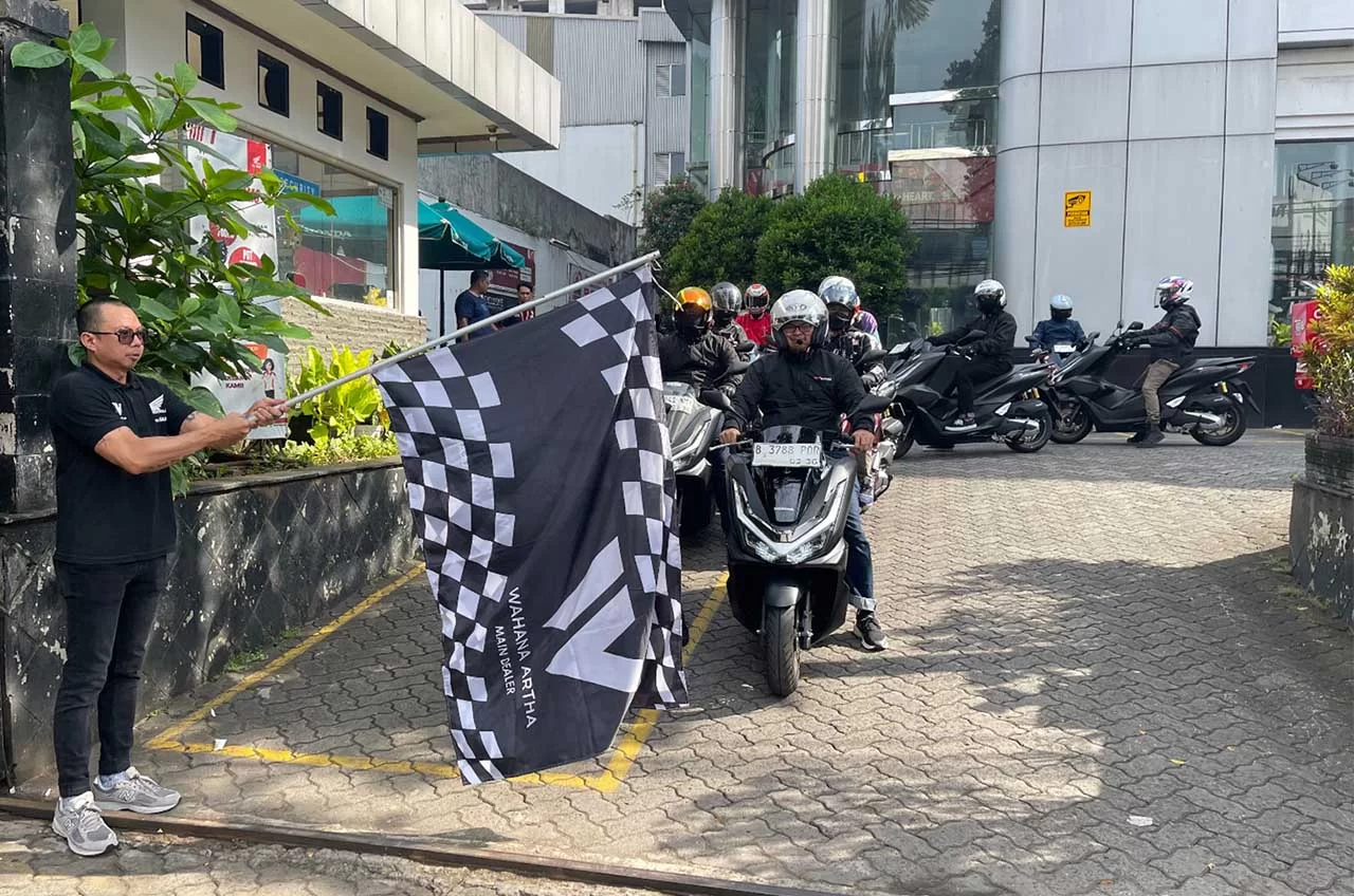 Bapak-Bapak Riding Di Akhir Pekan, Seru Jajal Fitur Canggih New Honda PCX 160 RoadSync