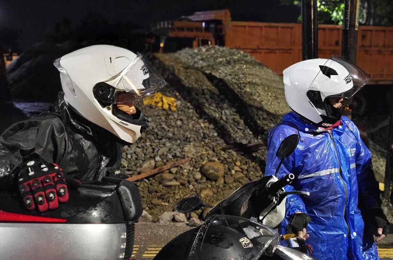 Kondisi Hujan Tantangan Bagi Pengendara Sepeda Motor, Pahami 5 Hal Ini Agar Tetap #Cari_aman