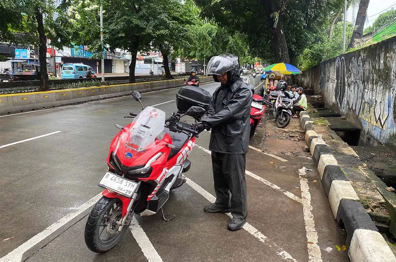 Kondisi Hujan Tantangan Bagi Pengendara Sepeda Motor, Pahami 5 Hal Ini Agar Tetap #Cari_aman