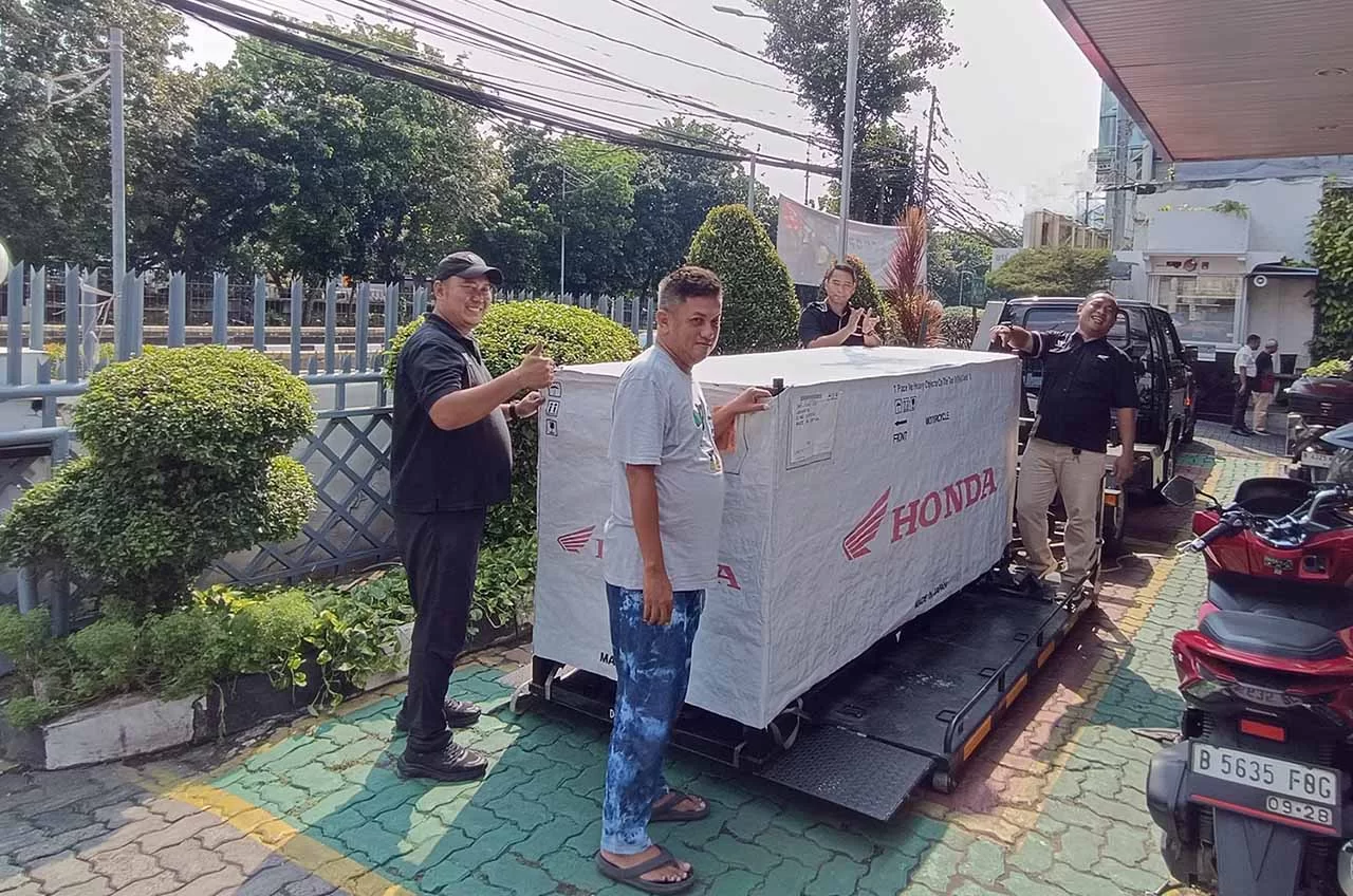 Sah Honda Gold Wing Edisi 50th Diserahkan Ke Konsumen Premium Honda Big Wing PT Wahana Makmur Sejati