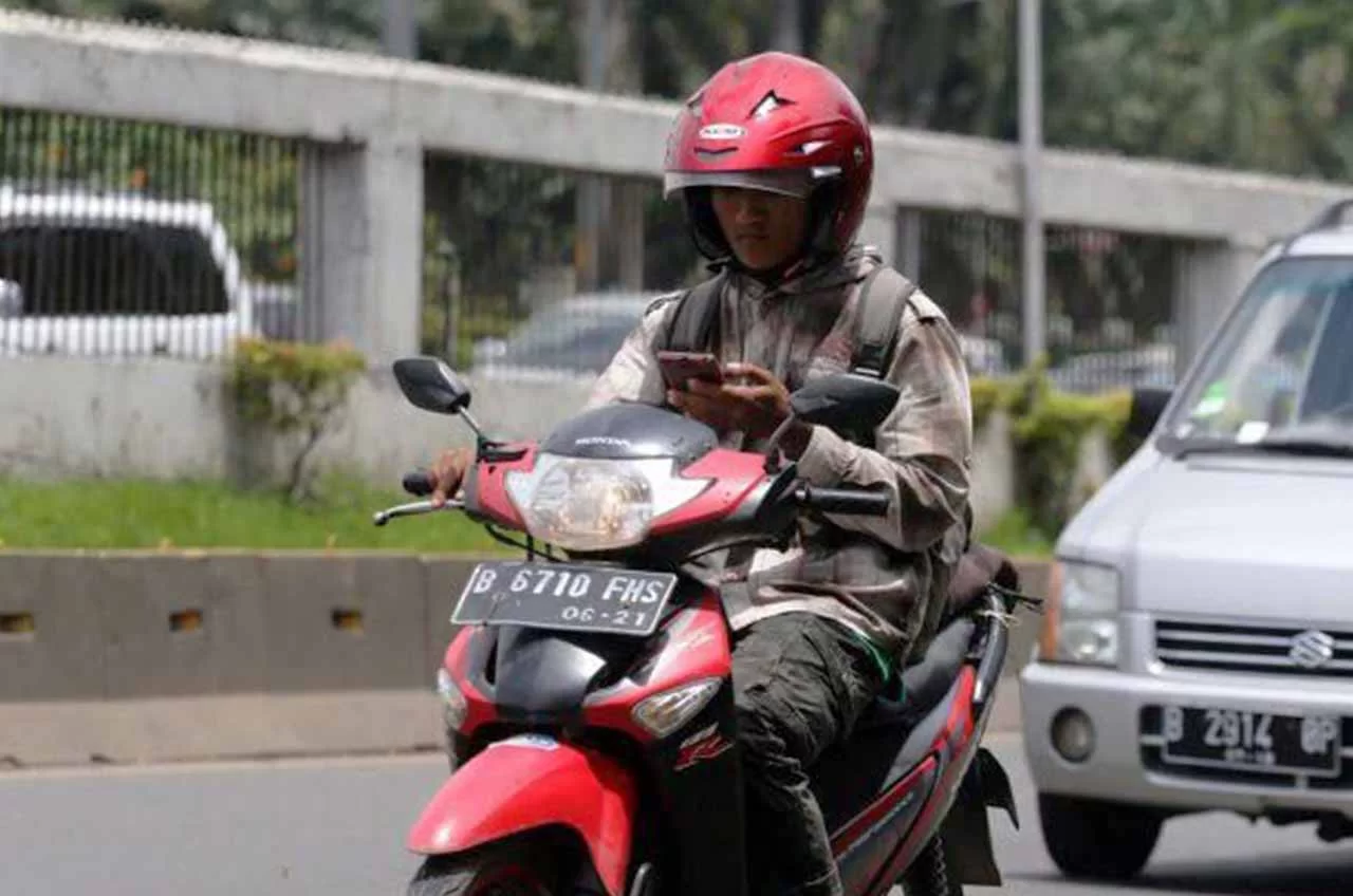 #Cari_Aman Di Jalan Saat Berkendara, Pahami Etika Gunakan Ponsel Saat Naik Motor