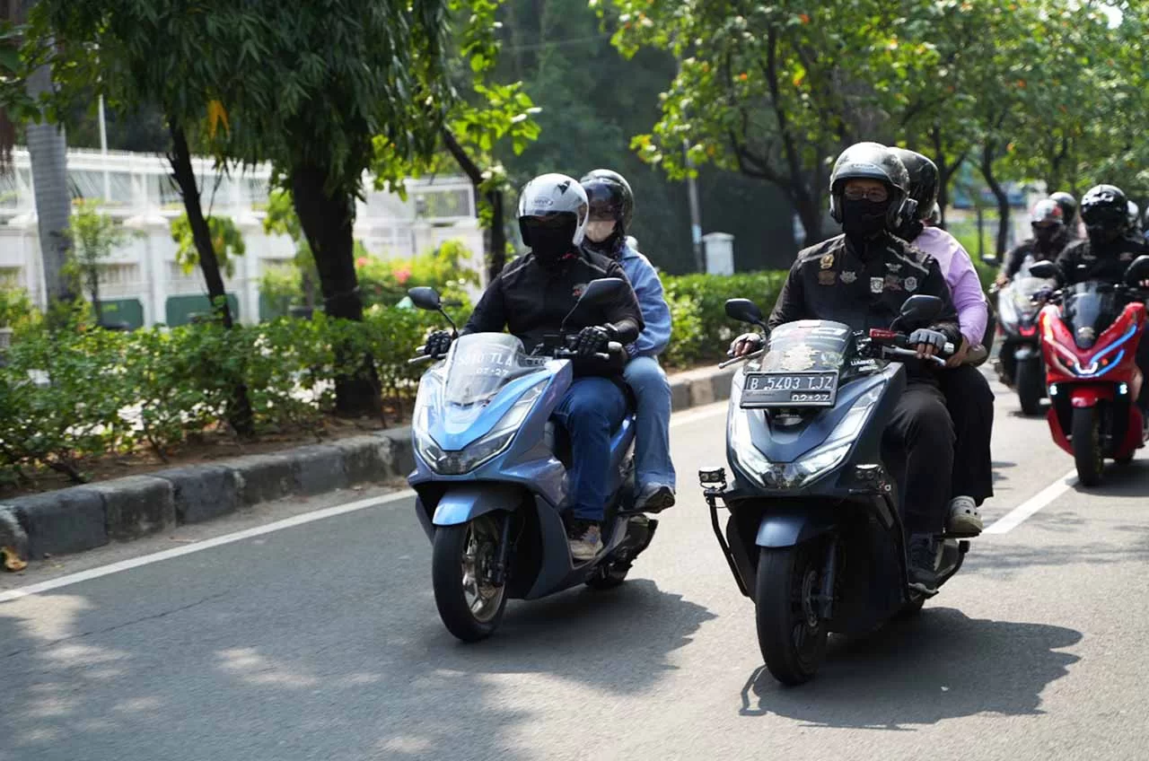 #Cari_Aman Di Jalan Saat Berkendara, Pahami Etika Gunakan Ponsel Saat Naik Motor
