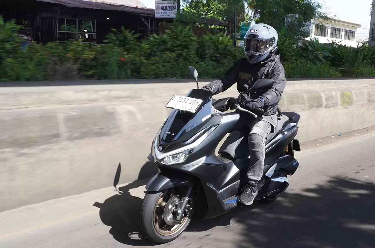 #Cari_Aman Di Jalan Saat Berkendara, Pahami Etika Gunakan Ponsel Saat Naik Motor
