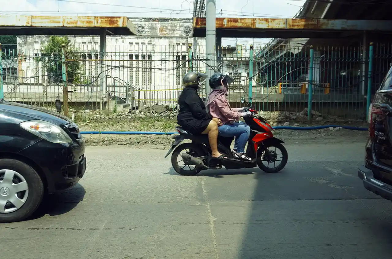 Agar Perjalanan Selalu #Cari_aman, Lima Hal Ini Wajib Dipahami Pengendara Wanita Di Jalan