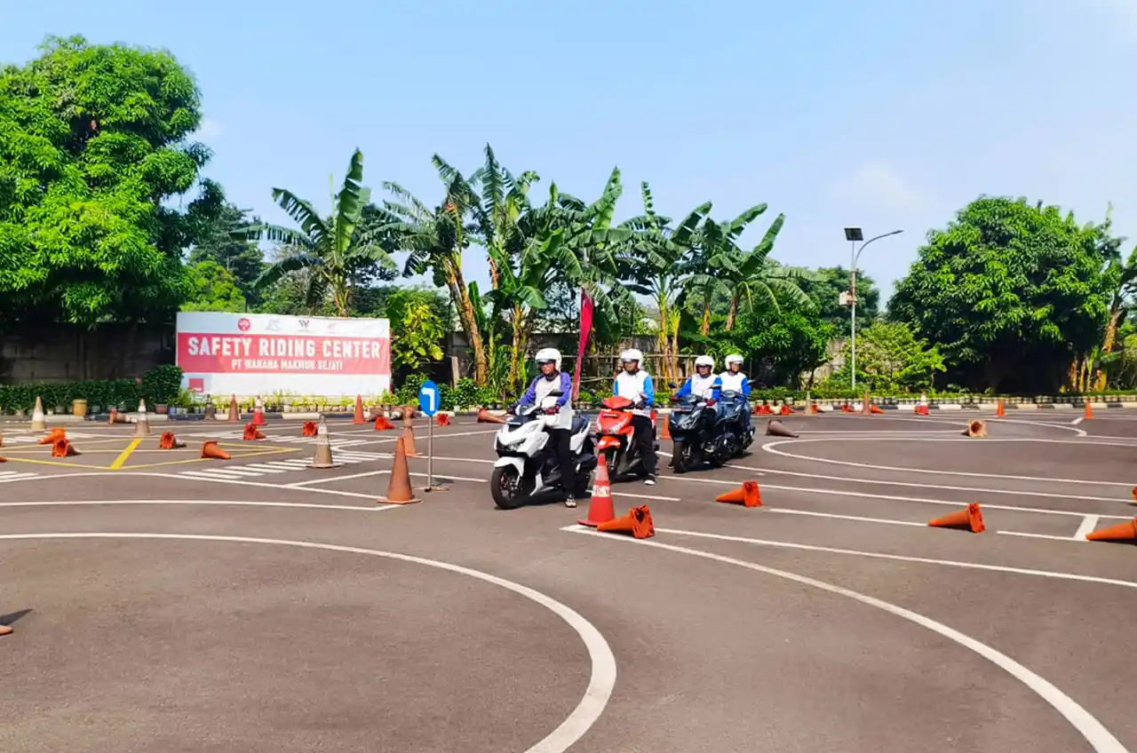 Mobilitas Tinggi, Risiko Nyata: Saatnya Perempuan Prioritaskan Safety Riding #Cari_Aman