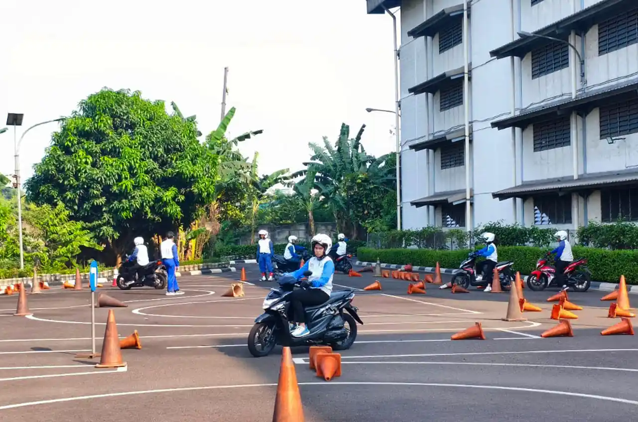 Mobilitas Tinggi, Risiko Nyata: Saatnya Perempuan Prioritaskan Safety Riding #Cari_Aman