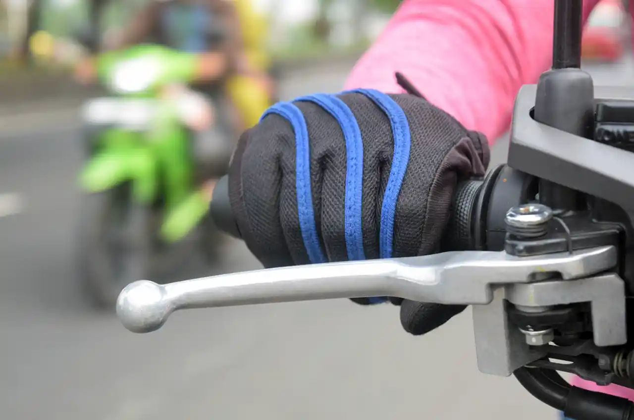Jangan Tunggu Rem Blong, Ini Pentingnya Rutin Ganti Minyak Rem Motor