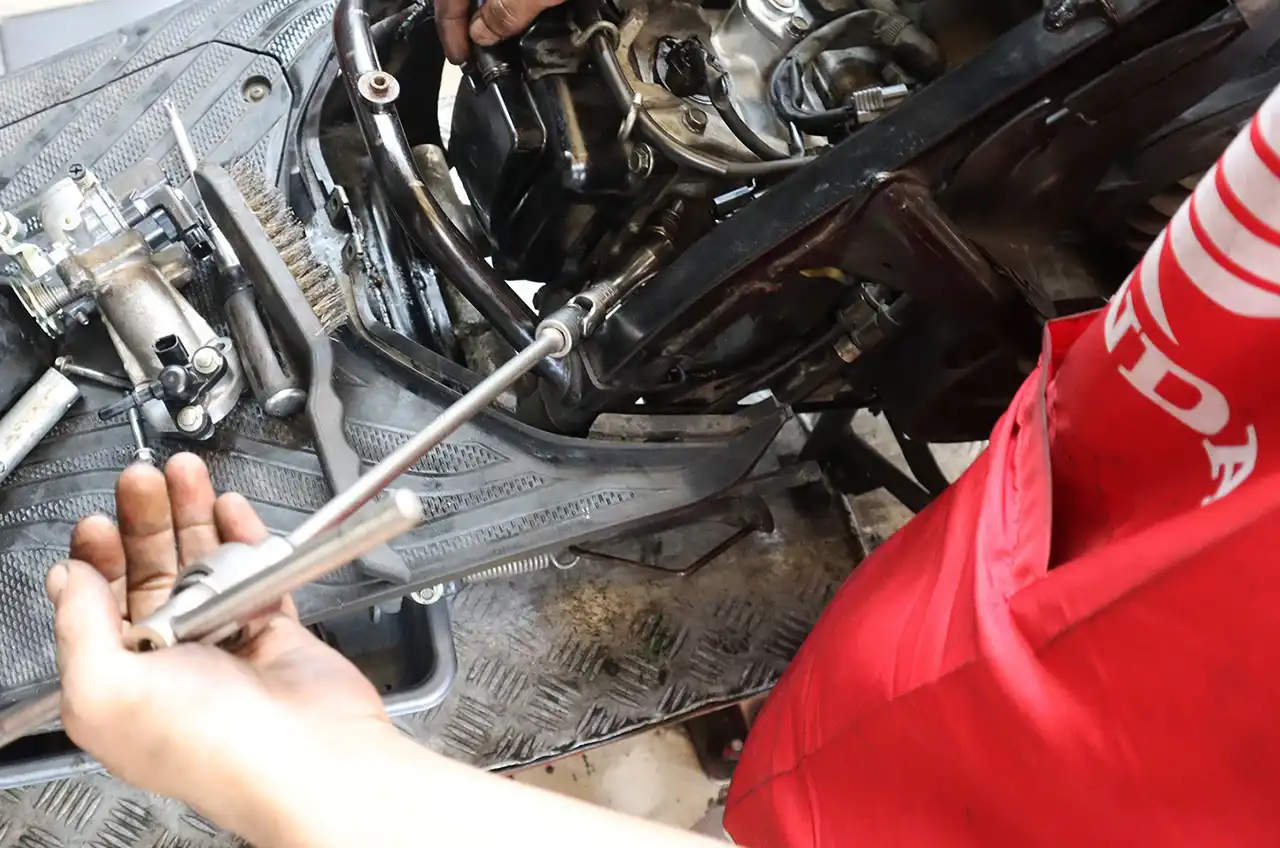 Gas Sudah Pol, Tapi Nggak Mau Ngacir? Cek Busi Dulu!